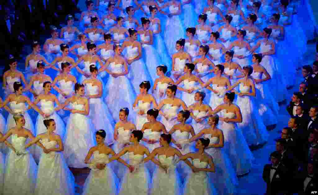 Debutantes bailan en la 8a. Gala de la Opera Semper, en Dresden, Alemania.