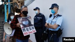香港抗议者在中联办外要求释放中国公民记者张展（2020年12月28日）