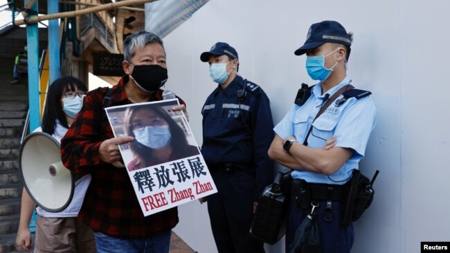 香港抗议者在中联办外要求释放中国公民记者张展(2020年12月28日)