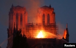 سقف این کلیسا در آتش‌سوخت.