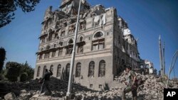 یمن کے دارالحکومت صنعا میں واقع بمباری کا نشانہ بننے والی ایک عمارت (فائل فوٹو)