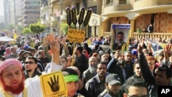 Pendukung presiden terguling Mohammed Morsi yang sebagian besar adalah dari kelompok Ikhwanul Muslimin turun ke jalan melakukan protes, 27/12/2013. 