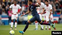Neymar marque sur penalty lors du match entre le PSG, son équipe, et Bordeaux, au Parc des princes, Paris, 30 septembre 2017.