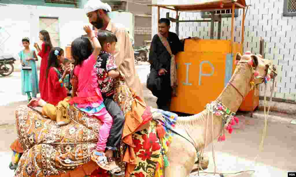 عید کے دن ساحل پر ہی نہیں شہر کے مختلف علاقوں میں بھی بچے اونٹ کی سواری کرتے ہیں