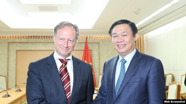 Ông Bruno Angelet, Đại sứ, Trưởng Phái đoàn Liên minh châu Âu (EU) tại Hà Nội và Phó Thủ tướng Việt Nam Vương Đình Huệ, tại Hà Nội, ngày 21/11/2017.