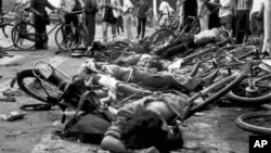 资料照：北京天安门广场附近街道被解放军屠杀的市民和学生尸体。（1989年6月4日）