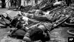 资料照：天安门广场附近倒在被压变形的自行车中间的平民尸体。(1989年6月4日)