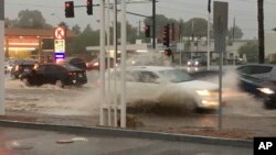Jalanan di Phoenix, Arizona dilanda banjir awal Agustus lalu (foto: dok). Hujan yang sangat deras akhir pekan ini melanda negara bagian Louisiana.