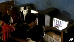 Beberapa remaja menjelajahi internet di sebuah warung internet di Jakarta. (AP/Tatan Syuflana)