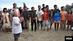 Anak-anak mengikuti trauma healing di Lanud Rembiga, Kota Mataram pada Kamis sore. (Foto: Nurhadi/VOA)