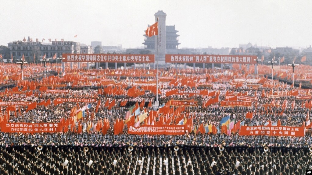 1976年10月，官方组织北京天安门广场上百万人集会，庆祝粉碎四人帮，华国锋担任中共主席。(photo:VOA)