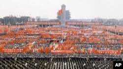 1976年10月，官方组织北京天安门广场上百万人集会，庆祝粉碎四人帮，华国锋担任中共主席。
