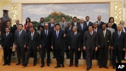 2014年10月24日中國國家主席習近平(中)與貴賓等在亞投行簽字儀式上。