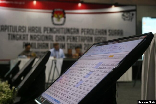 Hasil penghitungan ditayangkan secara terbuka. (Foto courtesy: KPU RI)