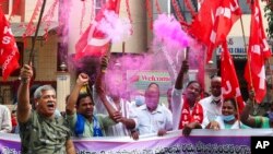 Aktivis dari berbagai organisasi merayakan berita pencabutan Undang-Undang Pertanian yang mereka protes di Hyderabad, India, 19 November 2021. (Foto: AP)