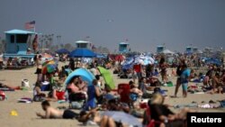 Ljudi na plaži Huntington u Californiji