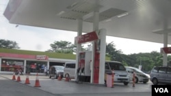 Sebuah SPBU di daerah Bekasi Jawa Barat. Pemerintah akan menambah jumlah SPBU menjelang pengumuman harga baru BBM bersubsidi (foto: VOA/Andylala).