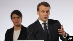 Fransa Cumhurbaşkanı Emmanuel Macron ve Kadın Hakları ve Eşitlik Bakanı Marlene Schiappa