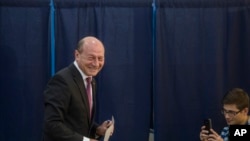 Tổng thống Traian Basescu đi bỏ phiếu ở Bucharest, ngày 2/11/2014.