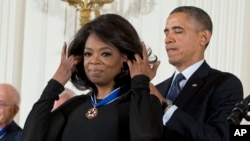 Tổng thống Barack Obama trao Huân chương Tự do cho thần tượng truyền hình Oprah Winfrey tại Tòa Bạch Ốc, 20/11/2013