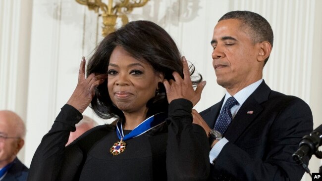 Oprah Winfrey ki t ap resevwa "Meday Prezidansyèl de la Libète a" (Presidential Medal of Freedom Award) nan men Prezidan Barack Obama nan yon seremoni ki te dewoule nan La Mezon Blanch nan Washington nan dat 20 novanm 2013.