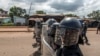 La police affronte les partisans du chef de l'opposition guinéenne Cellou Dalein Diallo à Conakry, en Guinée, le mercredi 21 octobre 2020.