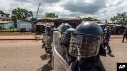 La police affronte les partisans du chef de l'opposition guinéenne Cellou Dalein Diallo à Conakry, en Guinée, le mercredi 21 octobre 2020.