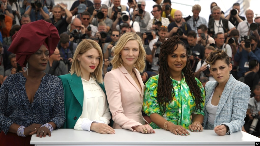Las chicas de Cannes (y miembros del jurado) Khadja Nin, izq., Lea Seydoux, Cate Blanchett, Ava DuVernay y Kristen Stewart en la ediciÃ³n 71 del Festival de Cannes, sur de Francia, 8-5-18. 