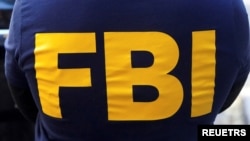 资料照片：一名美国联邦调查局探员制服上的FBI字样 （路透社，2021年10月19日）