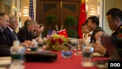 美国国防部长哈格尔5月31 日与中国军队副总参谋长王冠中会晤（美国国防部图片）