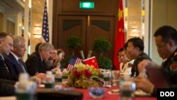 美国国防部长哈格尔5月31 日与中国军队副总参谋长王冠中会晤（美国国防部图片）