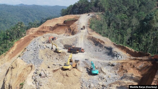 Proses pembangunan bendungan Bener, Purworejo yang masih berlangsung. (Foto: Courtesy/Waskita Karya)