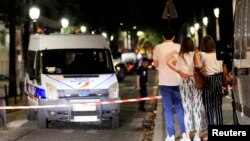 La police sécurise une zone après une attaque au couteau au centre-ville de Paris le 10 septembre 2018.