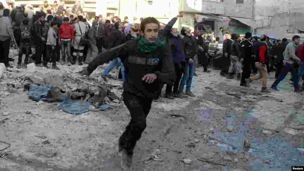 People run after what activists said was the return of government jet planes in the al-Marja district of Aleppo, Dec. 23, 2013.&nbsp;