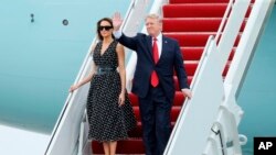 El avión del Air Force One aterrizó sobre las 2.50 de la tarde, hora local y tras el saludo de rigor a unos cuantos simpatizantes desde la escalinata de parte de Trump y la Primera Dama, Melania Trump, la comitiva se dirigió hacia Mar-a-Lago residencia y club privado del magnate republicano en el sur de Florida y a la que llama su "Casa Blanca de Invierno".