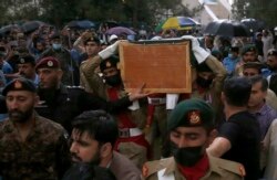 Sejumlah tentara mengusung peti jenazah pakar nuklir Pakistan, Abdul Qadeer Khan, di Islamabad, Pakistan, Minggu, 10 Oktober 2021.