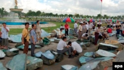 ကျောက်မျက်ရတနာ အရောင်းပြပွဲ။ (ဇူလိုင် ၃၊ ၂၀၀၆)