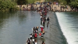 Miles de inmigrantes, fundamentalmente haitianos, han llegado a mediados de septiembre de 2021 hasta la localidad de Del Río, en la frontera de México con EE. UU. buscando asilo, como muestra esta imagen del 18 de septiembre de 2021.