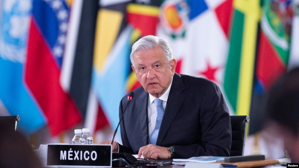 El presidente de México, Andrés Manuel López Obrador, escucha durante la cumbre de la Comunidad de Estados Latinoamericanos y Caribeños (CELAC), en el Palacio Nacional en la Ciudad de México, México, el 18 de septiembre de 2021.