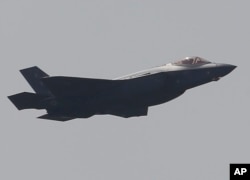록히드 마틴이 생산하는 F-35 라이트닝 2 스텔스 전투기가 지난달 20일 프랑스 파리 에어쇼에서 시범비행하고 있다.