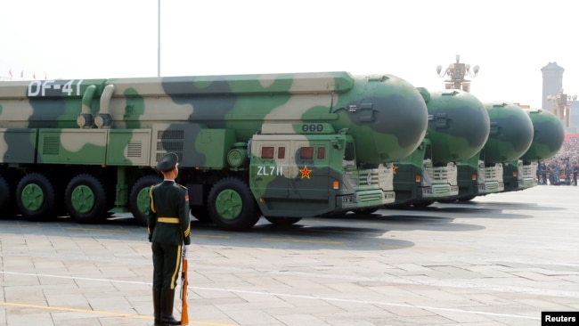 Tên lửa Đông Phong 41 được chở qua Quảng trường Thiên An Môn hôm 1/10.