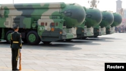 Tên lửa Đông Phong 41 được chở qua Quảng trường Thiên An Môn hôm 1/10.