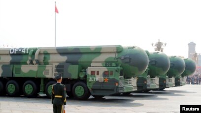 Raketat balistike ndërkontinentale kineze DF-41 gjatë një parade në sheshin Tiananmen