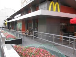 资料照： 莫斯科普希金广场的麦当劳旗舰店。（2014年8月）