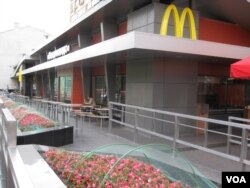 资料照： 莫斯科普希金广场的麦当劳旗舰店。（2014年8月）