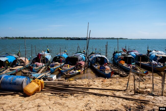 ទូកអ្នកនេសាទចតនៅមាត់ច្រាំងសង្កាត់ជ្រោយចង្វារ ខណ្ឌជ្រោយចង្វារ កាលពីថ្ងៃទី៣០ ខែវិច្ឆិកា ឆ្នាំ២០១៩។ (ទុំ ម្លិះ/VOA)