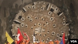Para pekerja Swiss menyelesaikan penggalian terakhir terowongan terpanjang di dunia hari ini. Terowongan ini baru akan dioperasikan untuk kereta berkecepatan tinggi tahun 2017.