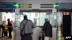 Putnici pokazuju dokumenta na pasoškoj kontroli na međunarodnom aerodromu u Parizu, 1. februara 2021. 