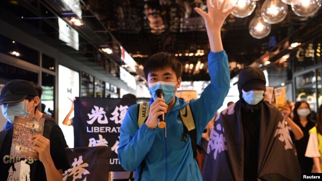 香港支持民主的抗议者利用午餐时间在皇后路商场举旗示威。（2020年6月12日）