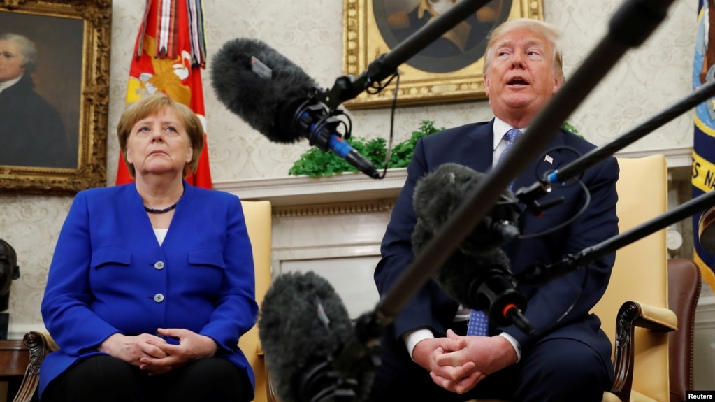 Le président américain Donald Trump rencontre la chancelière allemande Angela Merkel dans le bureau ovale à Washington, le 27 avril 2018.